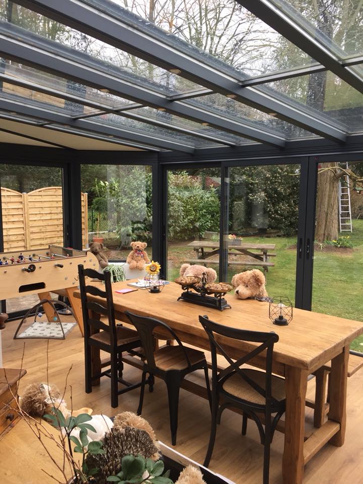 Pergola dans une véranda avec des ours en peluche