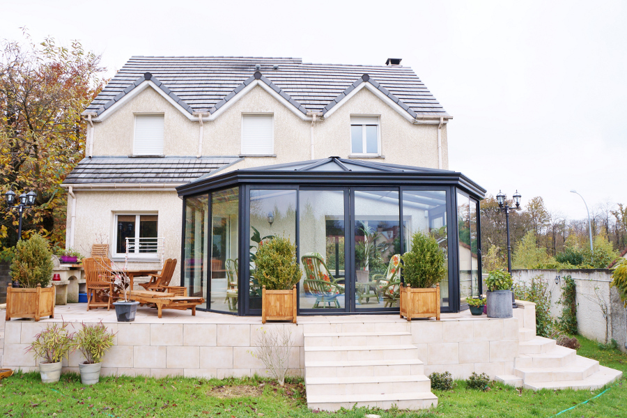 Maison avec une véranda en acier